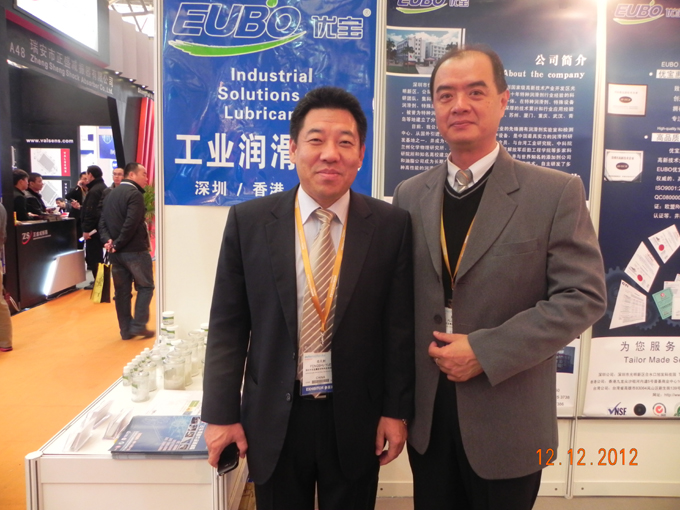 我司岳总（左）与台湾公司吴总（右）在“EUBO优宝”展位前合影留念